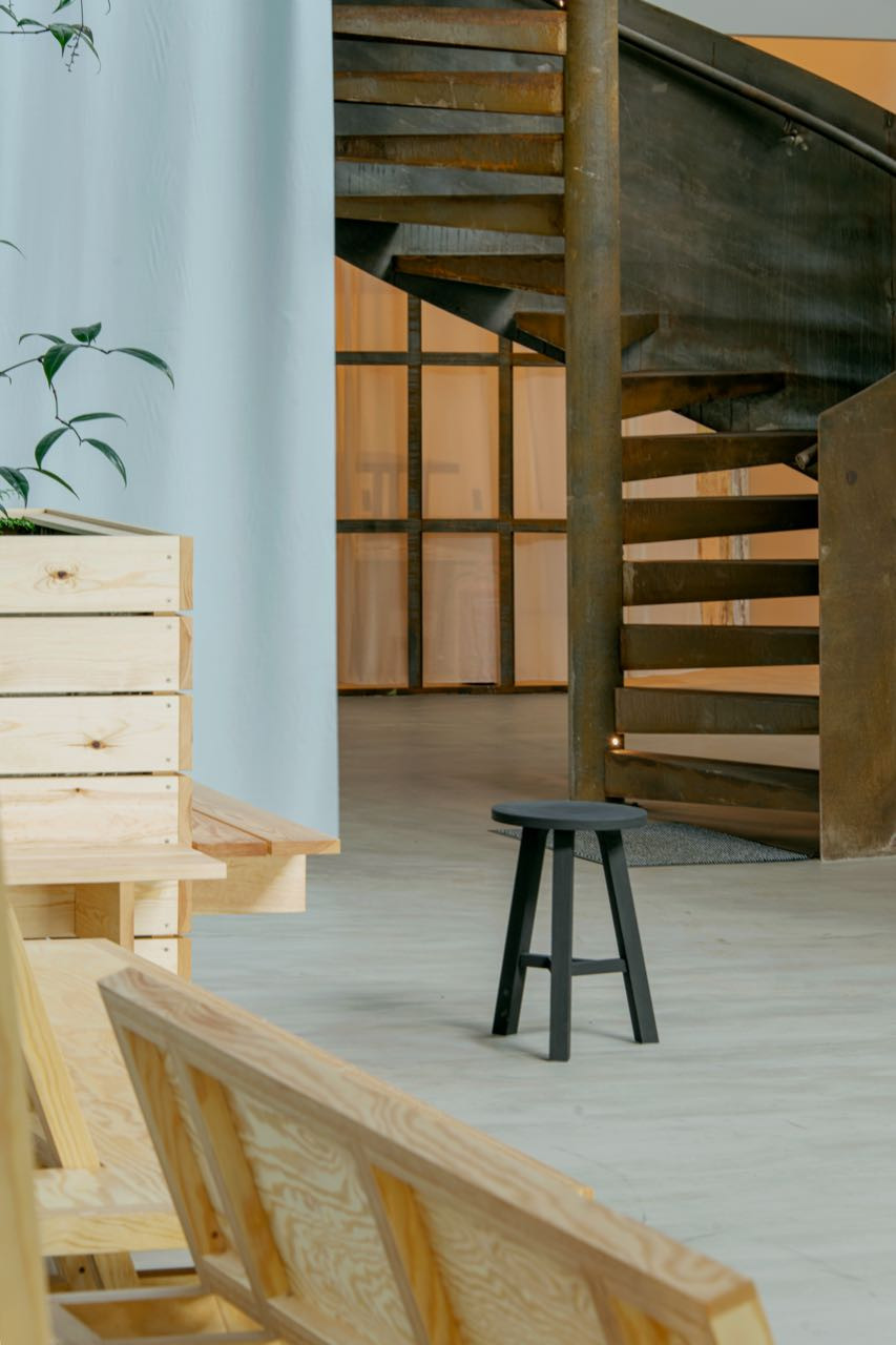 Furnishing of an office at Reffen in Copenhagen. Where linseed oil paint from decor colors and tonkin varnish have been used to treat various furniture 13